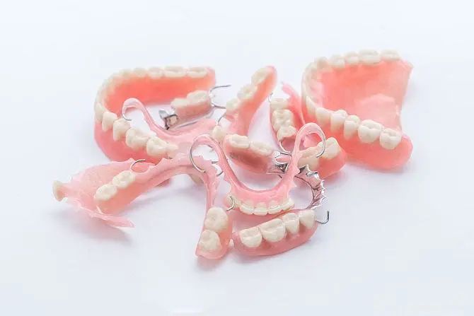 活動義齒、固定義齒以及種植牙你分清咗嗎？
