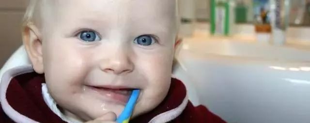 小孩从什麼时候开始刷牙？