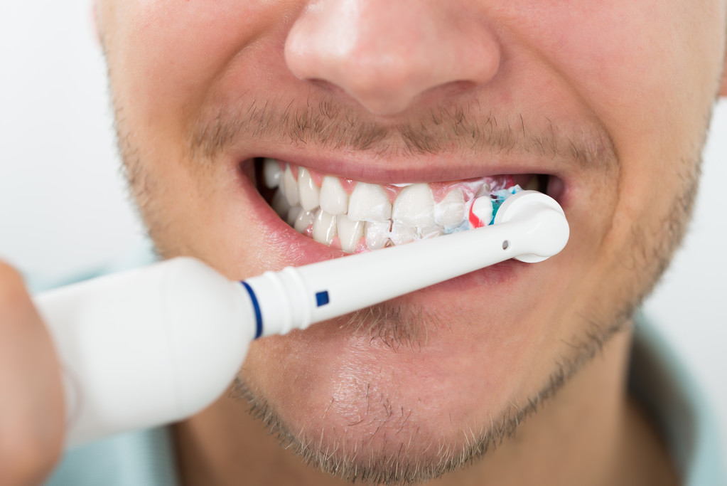 电动牙刷VS巴氏刷牙法，正确的刷牙姿势你到底知道吗？
